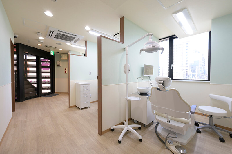 駒込の歯医者さんの、自然光が差し込む温かみのある診察室